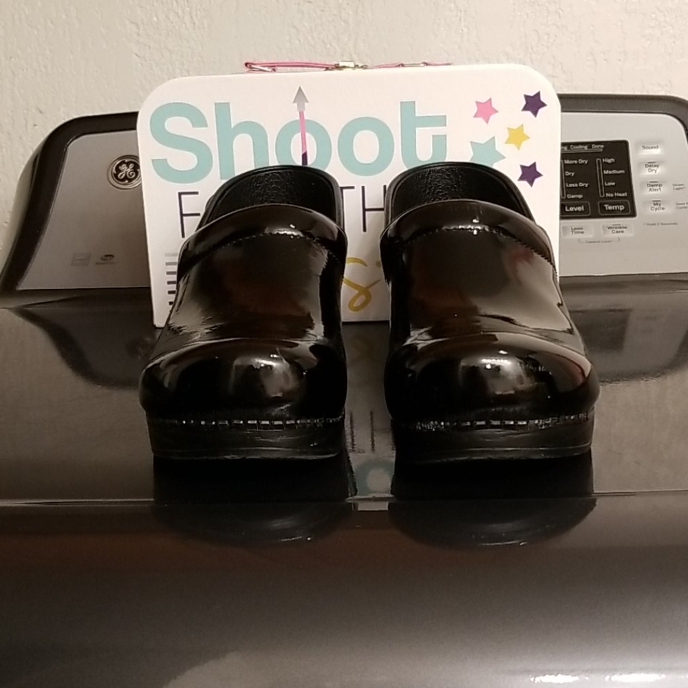 Patent leather Danskos
